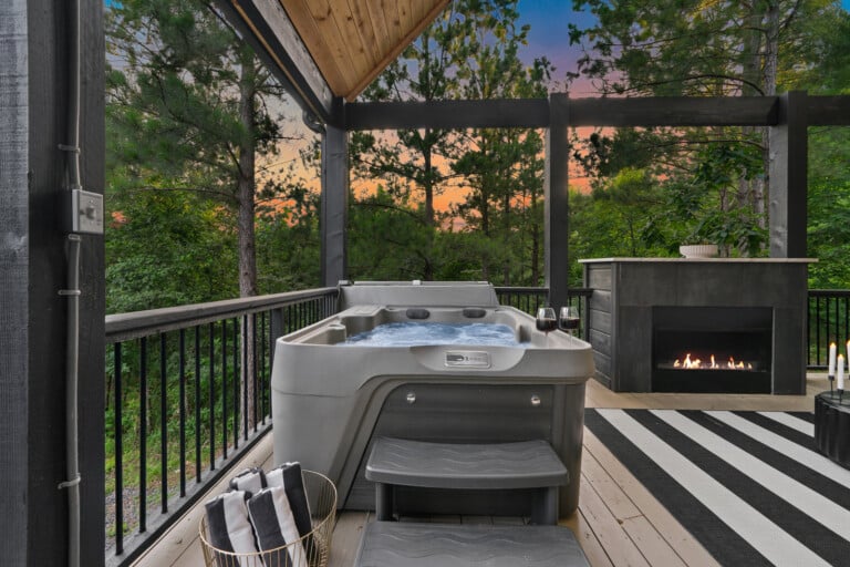 The Glam cabin in Broken Bow, Oklahoma